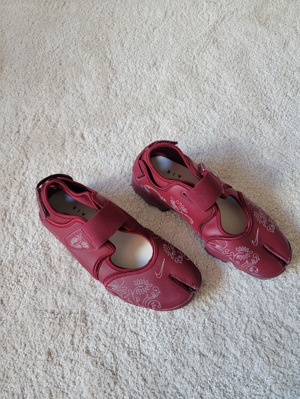 NWOB Nike Air Rift Leather Botanical Team Red Tabi - Size 10. Split-toe
